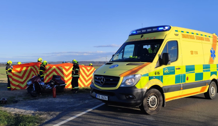 Řidič motocyklu zemřel na Opavsku, nezvládl průjezd zatáčkou