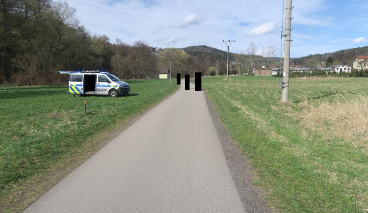 Na cyklostezce v Malé Skále vběhla holčička do kola nezletilé cyklistce. Policie hledá svědky