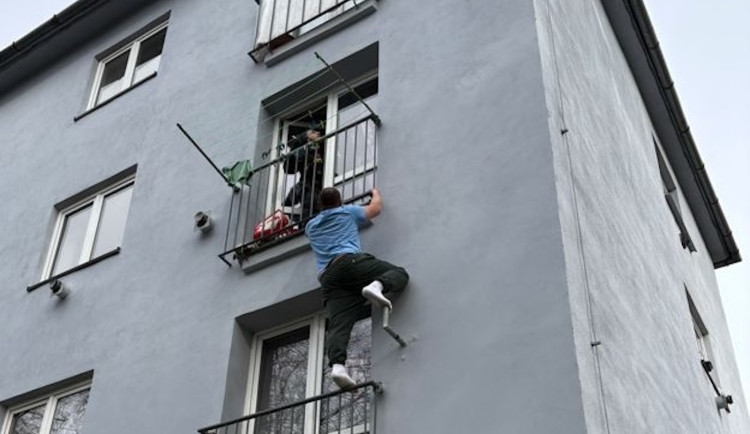 Zloděj z Vítkovic skončil policistům přímo v náruči. Snažil se utéct přes balkón