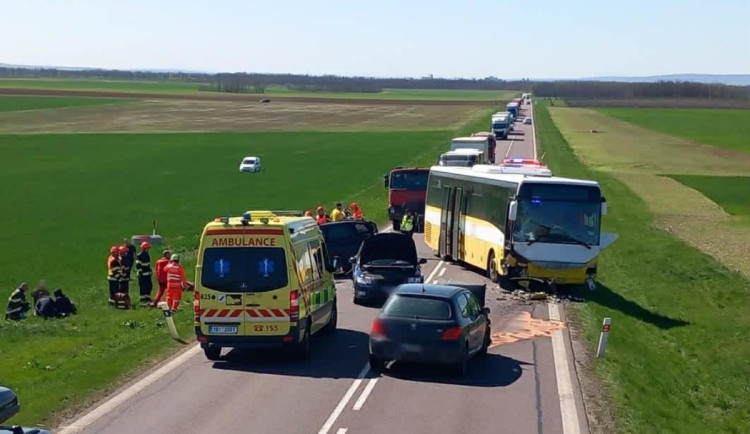 Záchranáři měli pohotovost. Při hromadné nehodě na Znojemsku se zranilo devět lidí