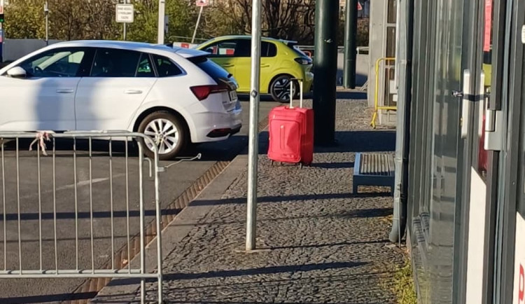U hlavního nádraží stojí podezřelý kufr, policie zastavila provoz na magistrále