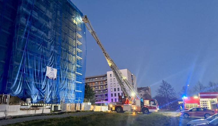 Hořela střecha rekonstruované radnice Prahy 15. Požár se pak rozšířil