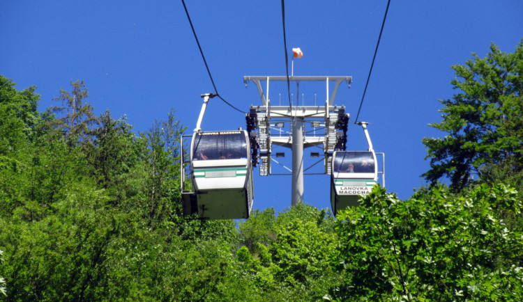 Moravský kras po zimě ožívá. Turisty u Macochy opět sveze vláček i lanovka