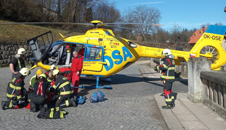 Mladík spadl z hráze Les království. Vrtulník ho transportoval do traumacentra