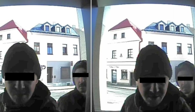 Ukradené karty někdo použil k platbám i k výběru peněz. Policie hledá muže z fotek