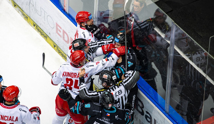 Hokejisté Karlových Varů porazili Třinec 3:0 a snížili stav semifinále na 1:3.