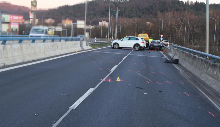V Karlových Varech se srazila dvě auta, dva lidé skončili v nemocnici.