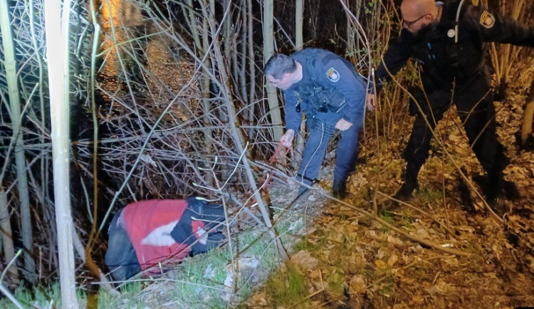 Muž uvízl v příkopu poblíž čerpací stanice, pomohli mu strážníci.