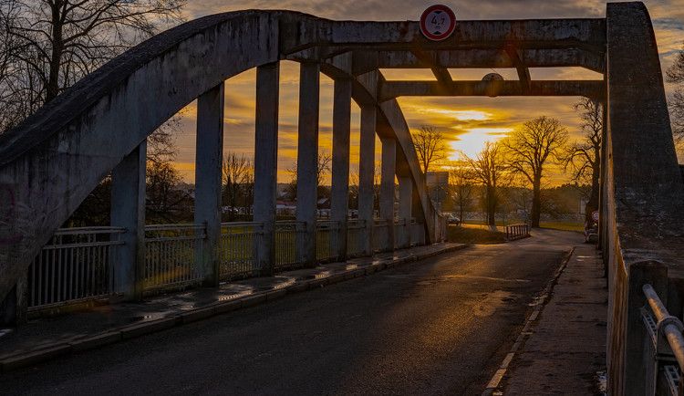 Výměna mostů u Týniště nad Orlicí na Rychnovsku je za polovinou