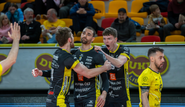 Koncovky prvních dvou setů rozhodly o postupovém mečbolu Karlovarska.