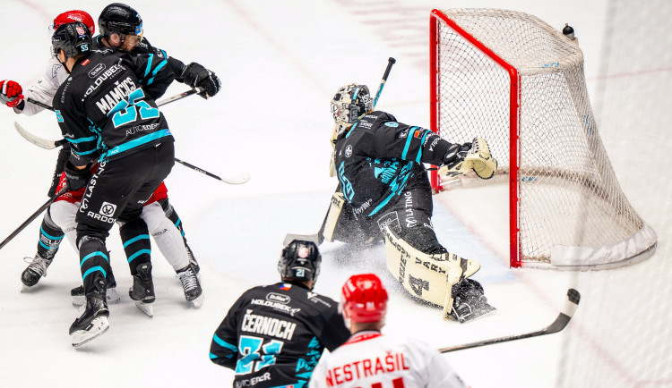 Konec play-off. Třinečtí hokejisté udolali Karlovy Vary a budou usilovat o sedmý titul.