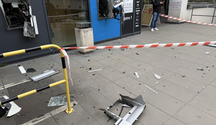 Policisté dopadli zloděje, kteří vybílili bankomaty a prchli na elektrokoloběžkách