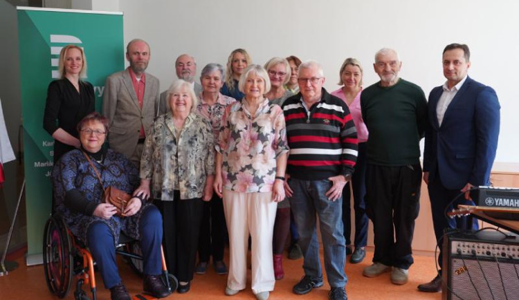 Výstava seniorů v Karlových Varech láká na rekordní počet děl