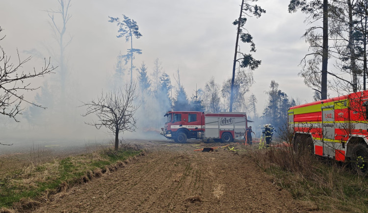 FOTO: Požáry na Jihlavsku zaměstnávaly stovky hasičů