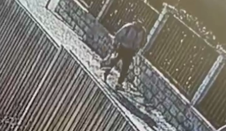 Policie pátrá po nebezpečném muži, který v Praze přepadl důchodkyni ukradl jí důchod