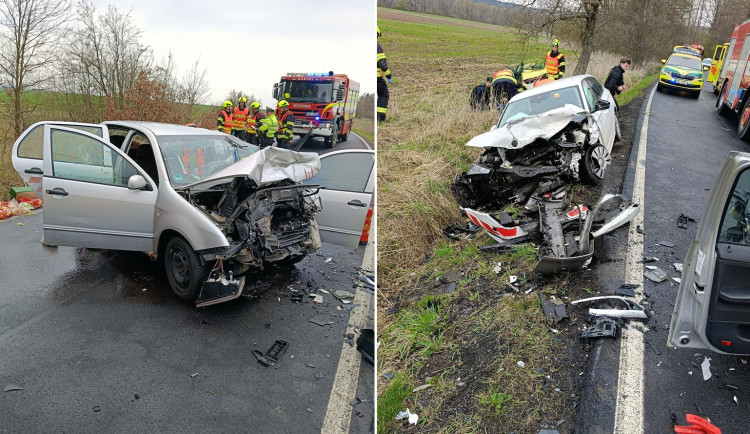 Silnici mezi Kaceřovem a Hartoušovem uzavřela vážná dopravní nehoda. Foto: HZS Karlovarského kraje (koláž)
