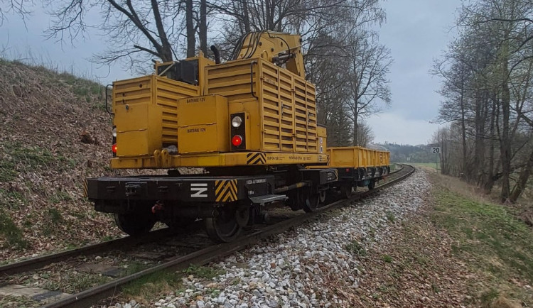 Strojvedoucímu ujel v Telči drážní pracovní stroj, na trati způsobil škodu sto tisíc