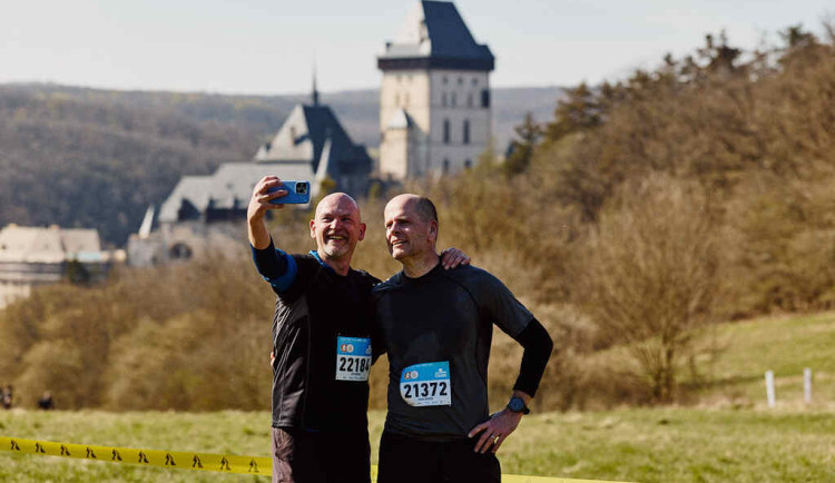Seriál Běhej lesy zahájil sezonu, Karlštejn přilákal tisíce běžců