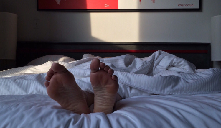 Nemilé překvapení: majitelé chaty našli ve své posteli cizího muže, oblečeného do jejich věcí