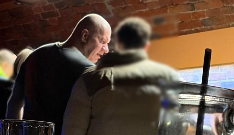 Neznáte muže na fotografii? Policie vyšetřuje ublížením na zdraví a výtržnictví v centru Olomouce