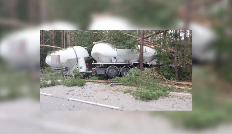Komplikace na D1. Kvůli nehodě se zraněním je uzavřený sjezd na Jihlavu