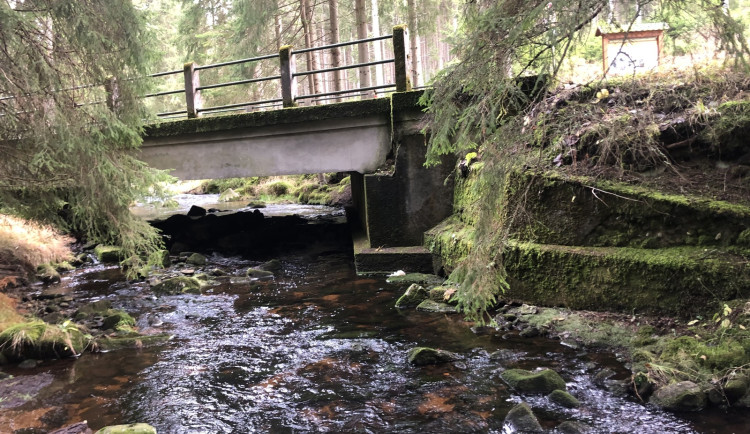 U Nových Hamrů začala uzavírka kvůli stavbě mostu, cyklisté ale projedou. Foto: Krajská správa a údržba silnic Karlovarského kraje