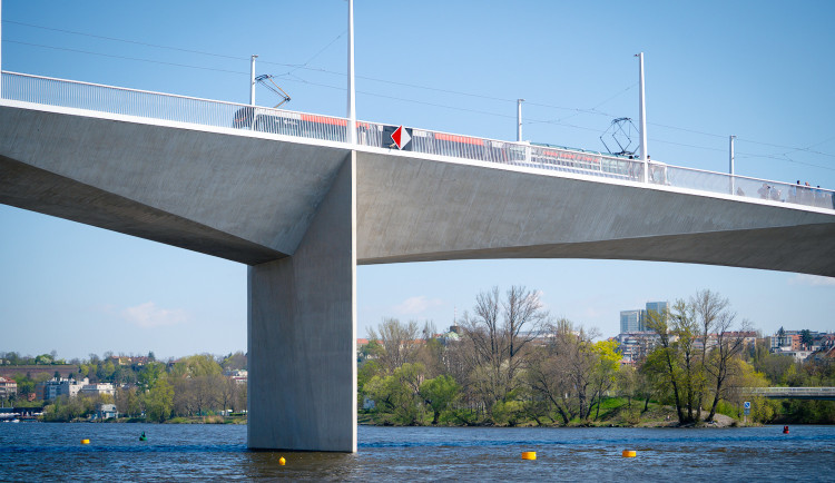 Po Dvoreckém mostě už jezdí tramvaje i autobusy, spojil Smíchov s Podolím