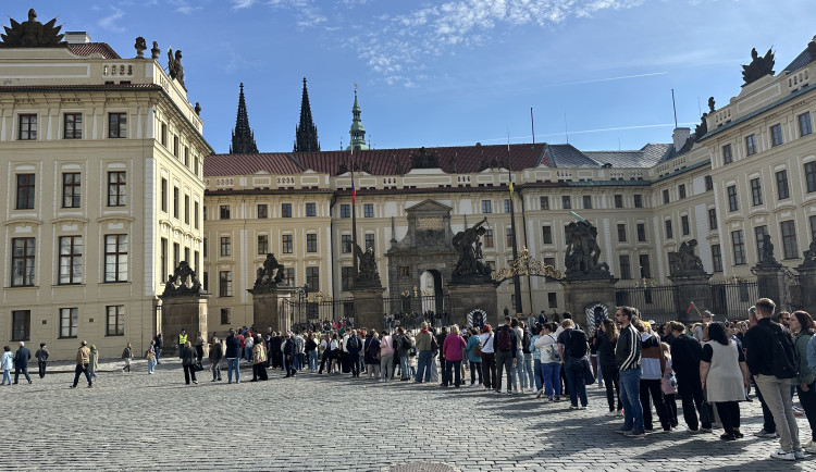 Hrad si přišly zdarma prohlédnout tisíce lidí, zklamal je ale chybějící prezident