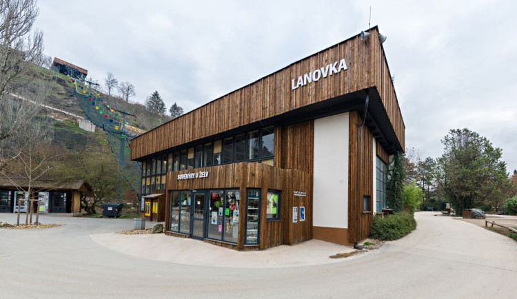 Muž spadl z lanovky v pražské zoo. Do nemocnice ho odvezli s lehkými zraněními