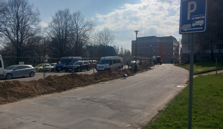 Parkování v Jihlavě XXXII.: Dodávky mizí ze sídlišť. Primátor poradil, kam s nimi