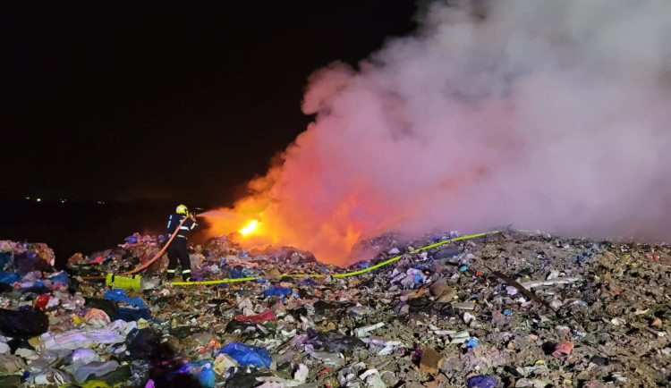 Hasiči od noci zasahují u požáru skládky v Bohumíně, lidé by neměli větrat