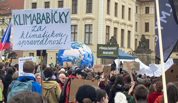 Lidé na Hradčanském náměstí protestovali za ochranu přírody