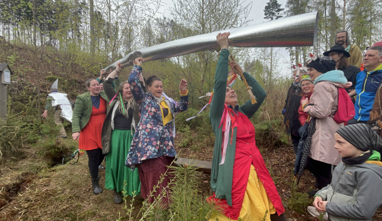 Den proti úložišti: V lokalitě Hrádek otvírali studánky. Vrtáka vyhnaly lesní víly