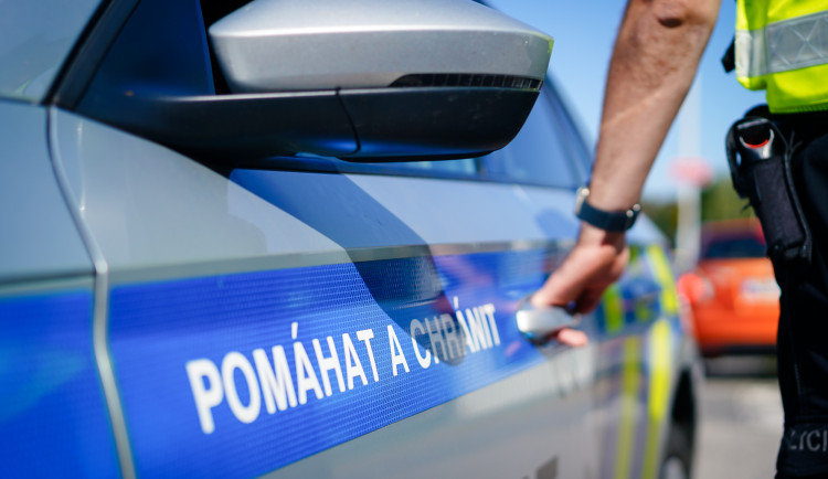 Muž tvrdil, že má vlivné kontakty. Zaútočil na cyklistu i policistu