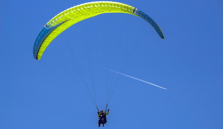 U Strakonic se zřítila mladá paraglidistka, utrpěla zranění hlavy