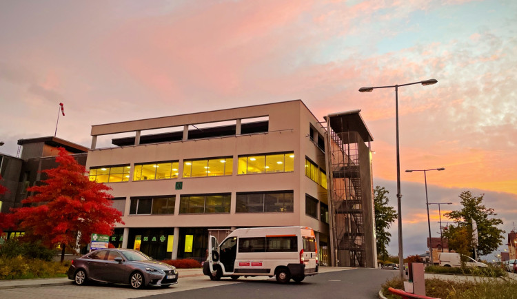 V karlovarské nemocnici prý operovali nezkušení lékaři bez dozoru, ředitel to odmítá