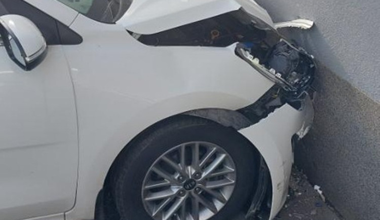 Senior si spletl pedály a naboural do jihlavské nemocnice. Při nehodě se zranil