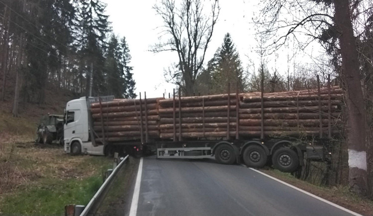 Řidič zablokoval silnici, po vyproštění vozu hned přišel o papíry kvůli alkoholu. Foto: HZS Karlovarského kraje