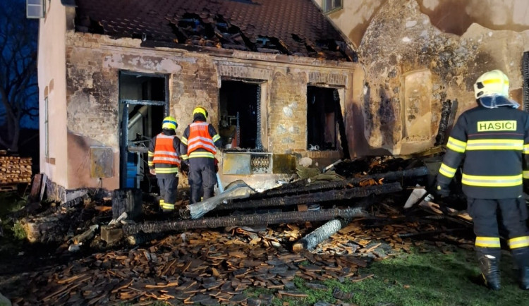 Po padesáti letech opět hořelo na zámku ve Valči, škoda je kolem dvou milionů