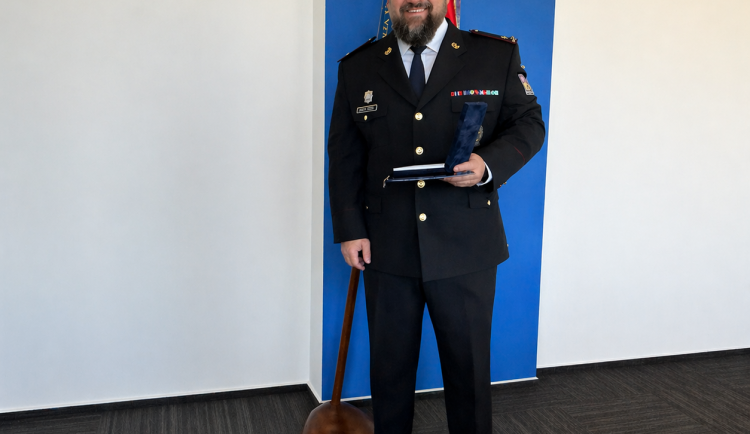 Drama na mostě v Plzni. Policista v civilu zachránil lidský život