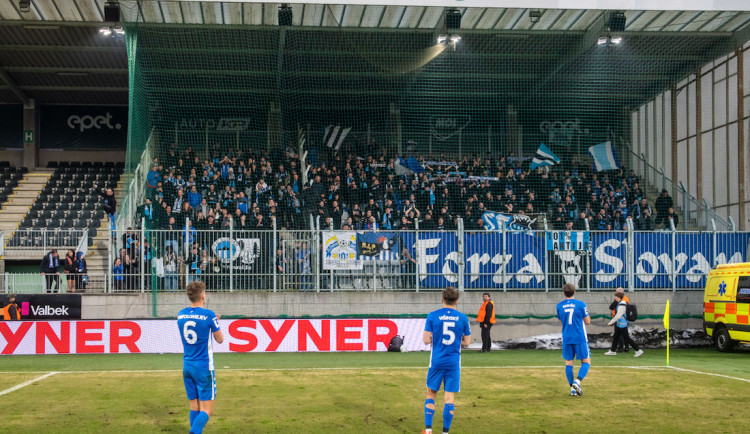 Spor před derby. Fanoušci Slovanu chtěli za bránu, proč Jablonec tribunu neotevřel?