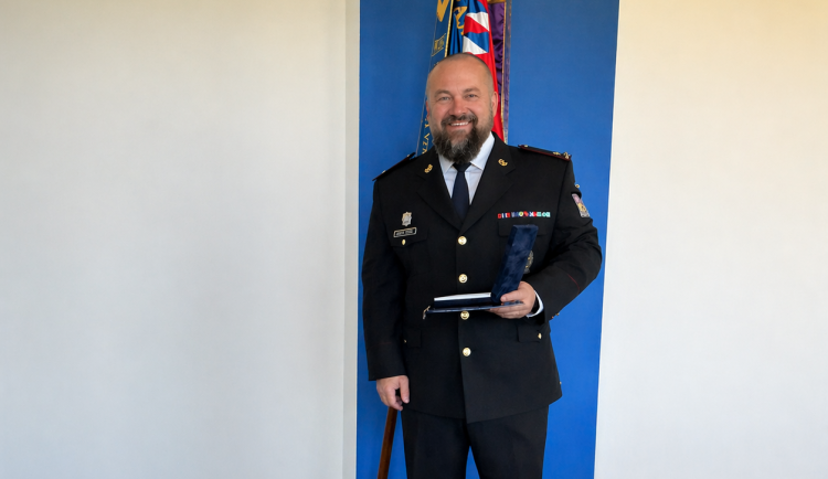 Drama na mostě v Plzni. Policista v civilu zachránil lidský život.