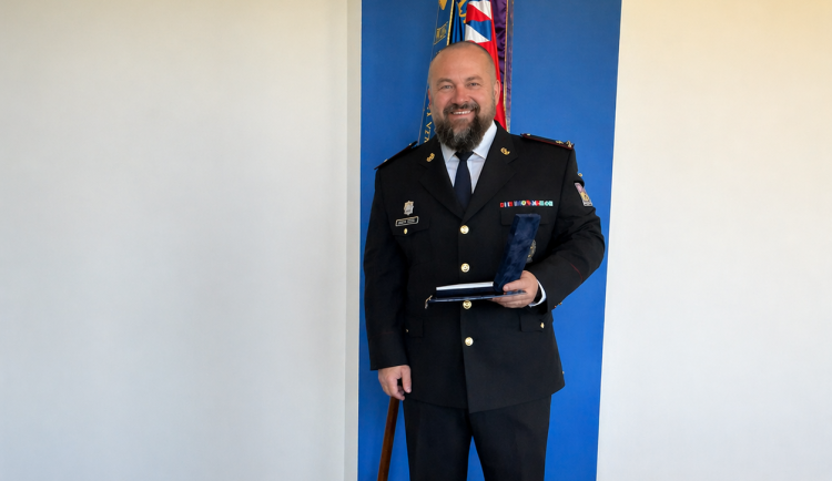 Drama na mostě v Plzni. Policista v civilu zachránil lidský život