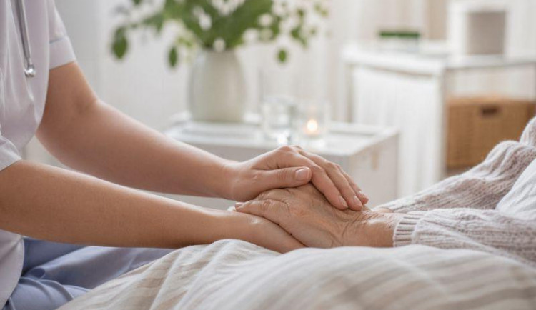 Karlovarský kraj rozdělí miliony na domácí hospice, podpoří péči o nevyléčitelně nemocné