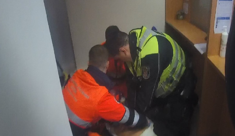 Rychlá pomoc strážníků zachránila život muži v Tuhnicích