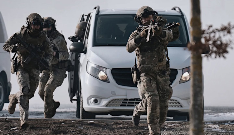 Úder speciálních sil v Dolanech: Taktické cvičení bude nakonec bez vrtulníku, i kvůli čápům