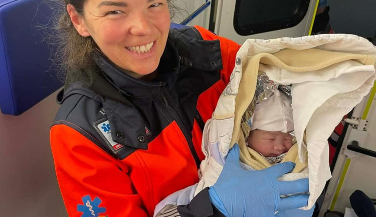 Žena už to do porodnice nestihla. Malá holčička se narodila u silnice