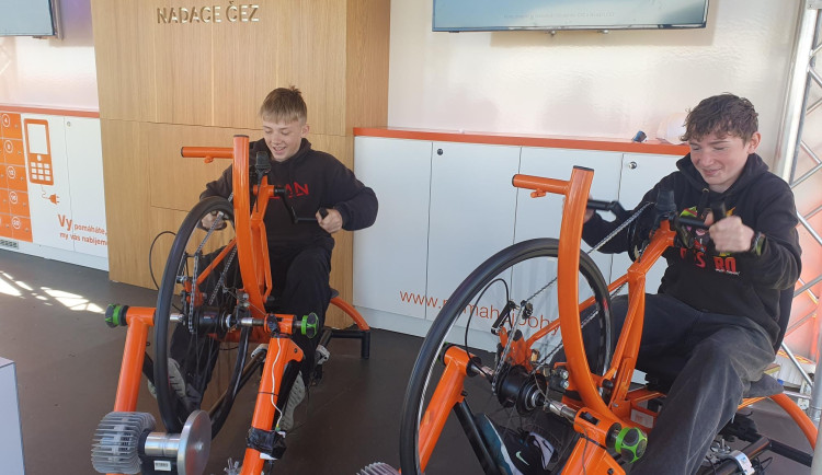 Návštěvníci Dne ve vzduchu v Plasích „vyšlápli“ Nadaci ČEZ pomoc na Oranžovém kole.