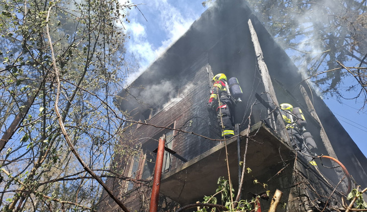 VIDEO: Na Olomoucku vyhořela chata, zásah hasičů komplikoval vítr i terén