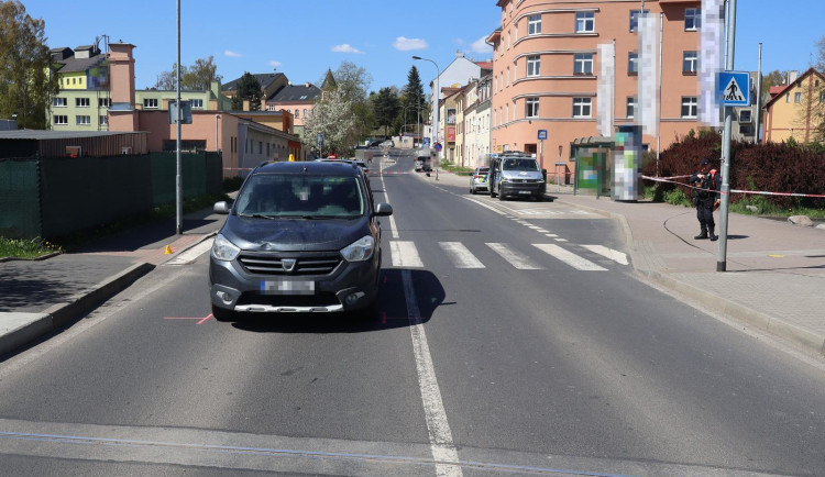 Řidič Dacie srazil na přechodu v Karlových Varech ženu a dítě.